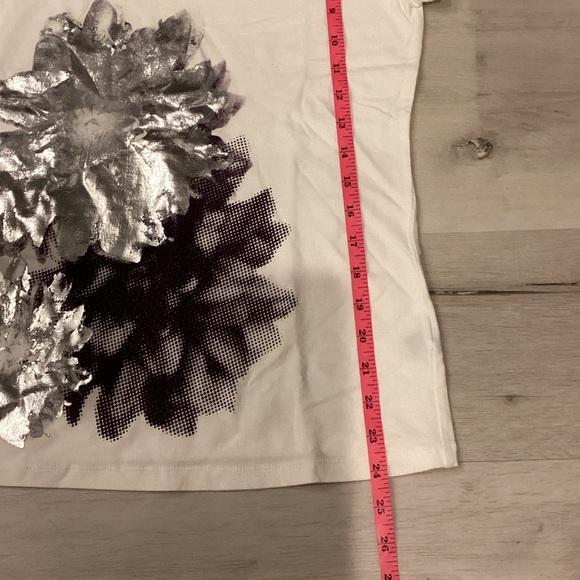 The Limited Classic White Metallic floral graphic short sleeves Tee. - Picture 5 of 6